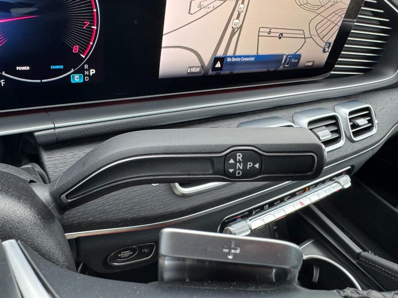 Mercedes-Benz GLE Vehicle Full-screen Gallery Image 36