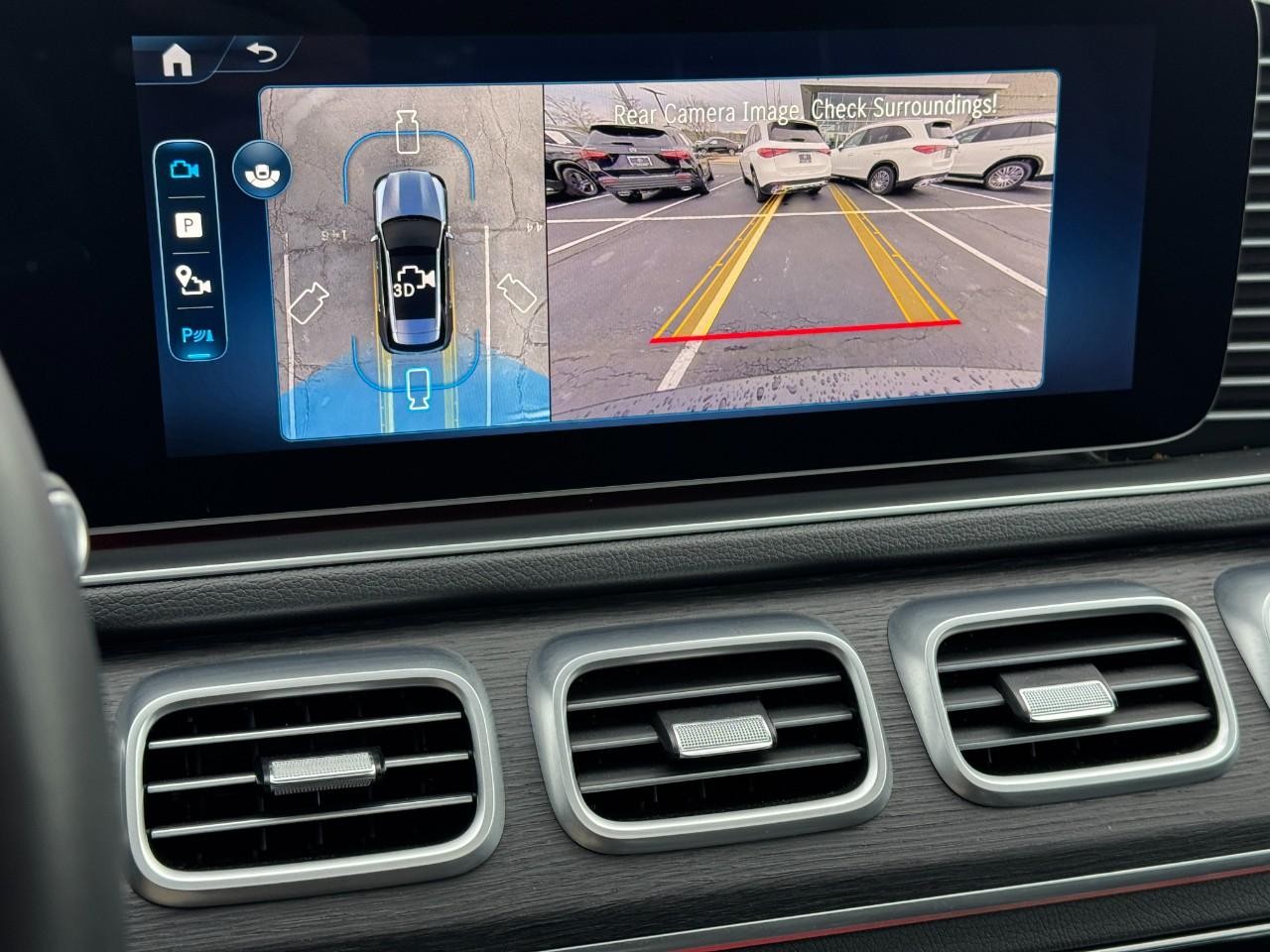 Mercedes-Benz GLE Vehicle Full-screen Gallery Image 37