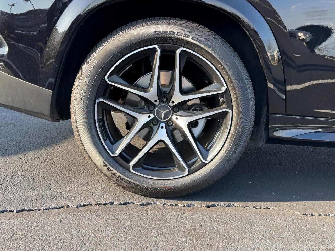 Mercedes-Benz GLE Vehicle Full-screen Gallery Image 5