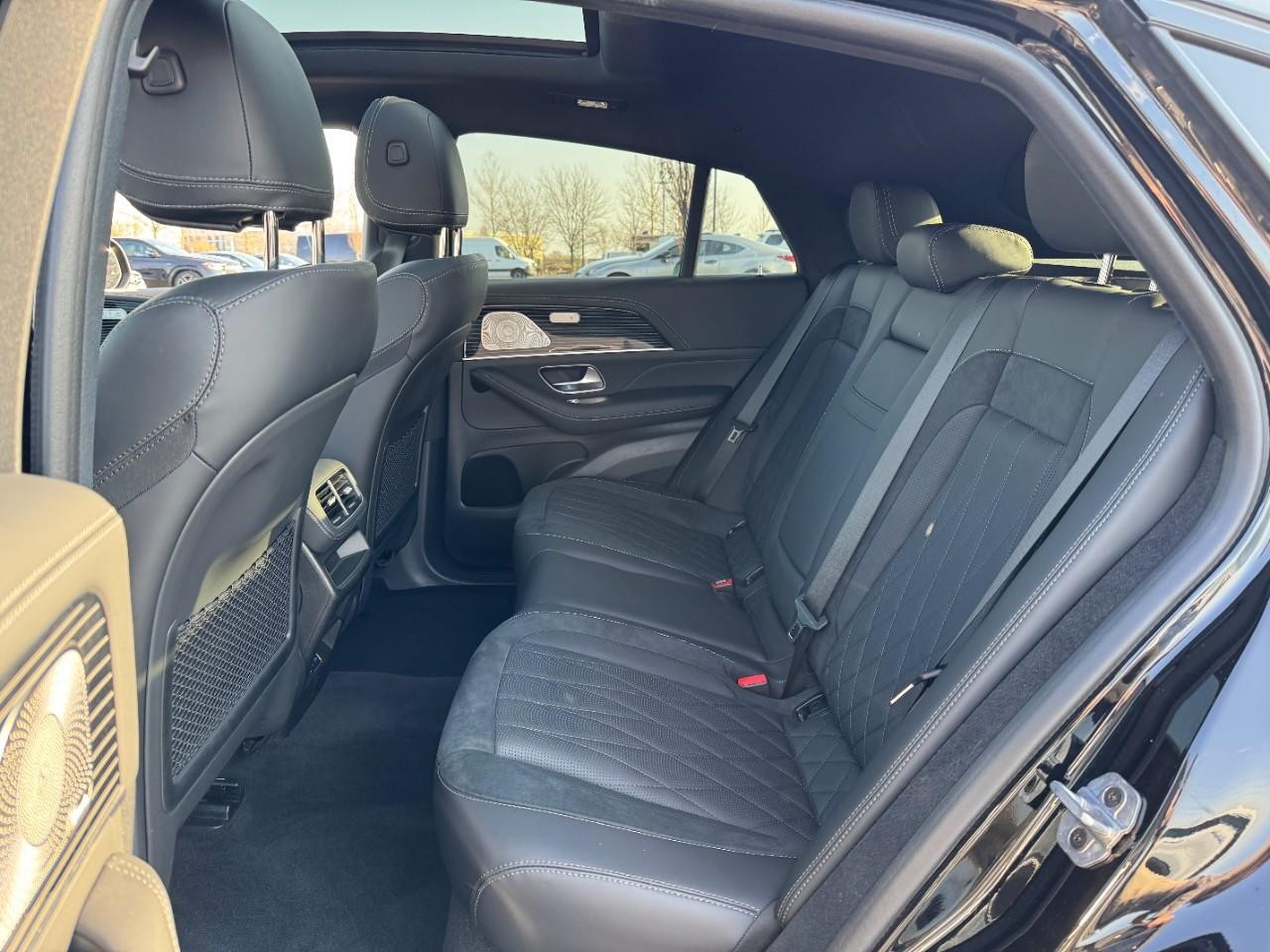 Mercedes-Benz GLE Vehicle Full-screen Gallery Image 8