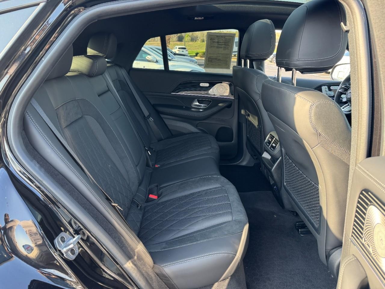 Mercedes-Benz GLE Vehicle Full-screen Gallery Image 10