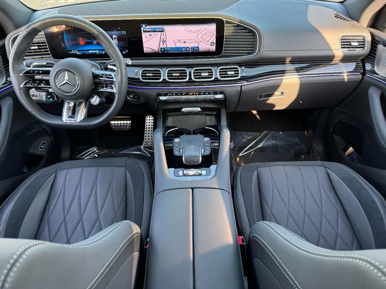 Mercedes-Benz GLE Vehicle Full-screen Gallery Image 12