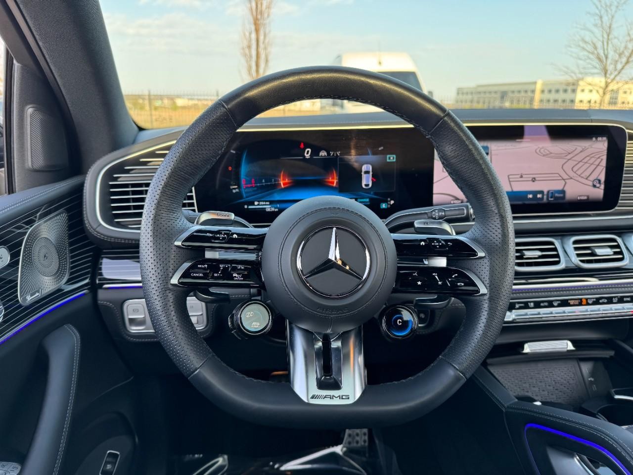 Mercedes-Benz GLE Vehicle Full-screen Gallery Image 13