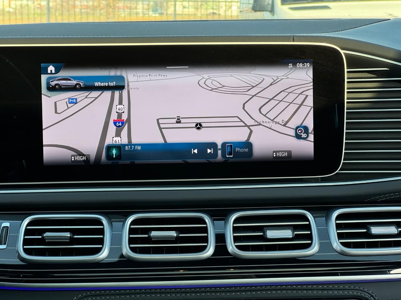 Mercedes-Benz GLE Vehicle Full-screen Gallery Image 14