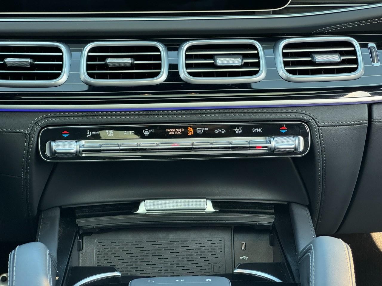 Mercedes-Benz GLE Vehicle Full-screen Gallery Image 15