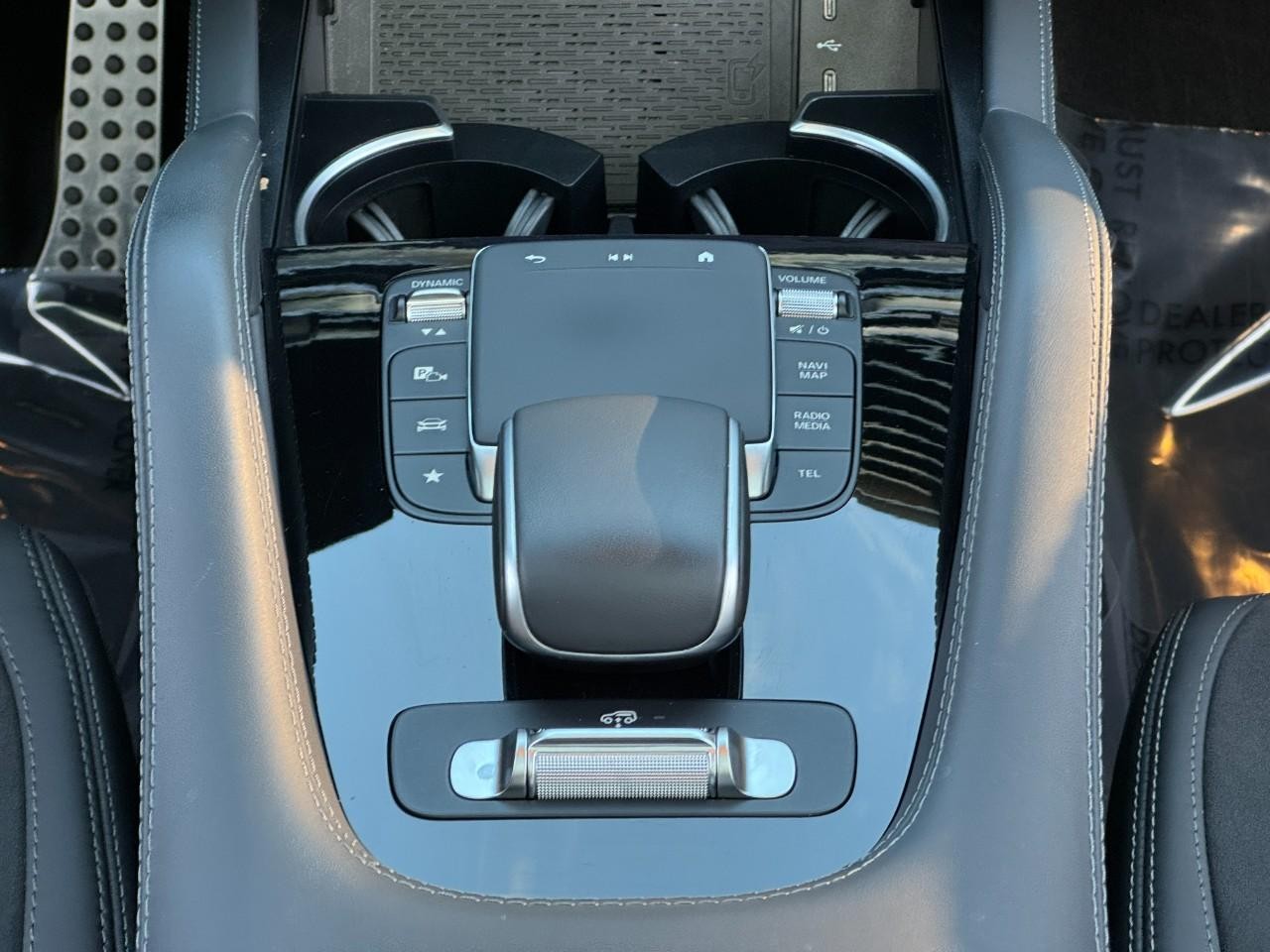 Mercedes-Benz GLE Vehicle Full-screen Gallery Image 16