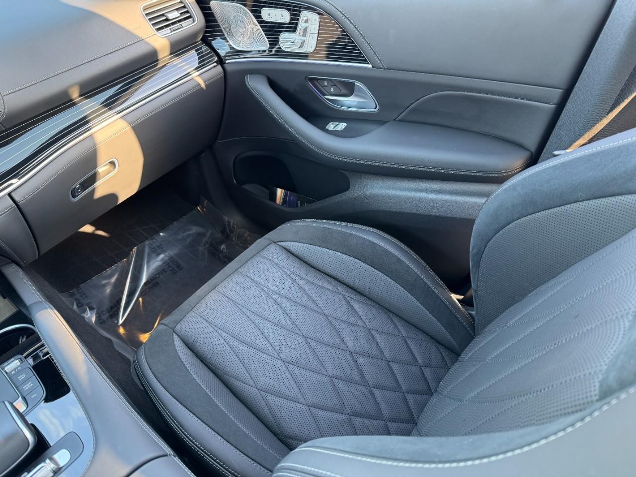 Mercedes-Benz GLE Vehicle Full-screen Gallery Image 17