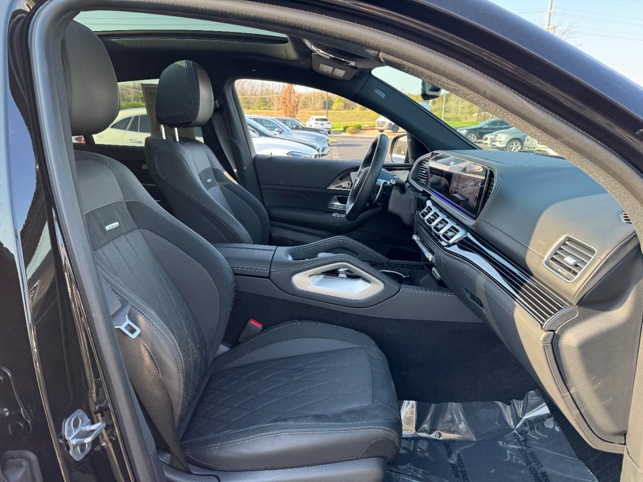 Mercedes-Benz GLE Vehicle Full-screen Gallery Image 18