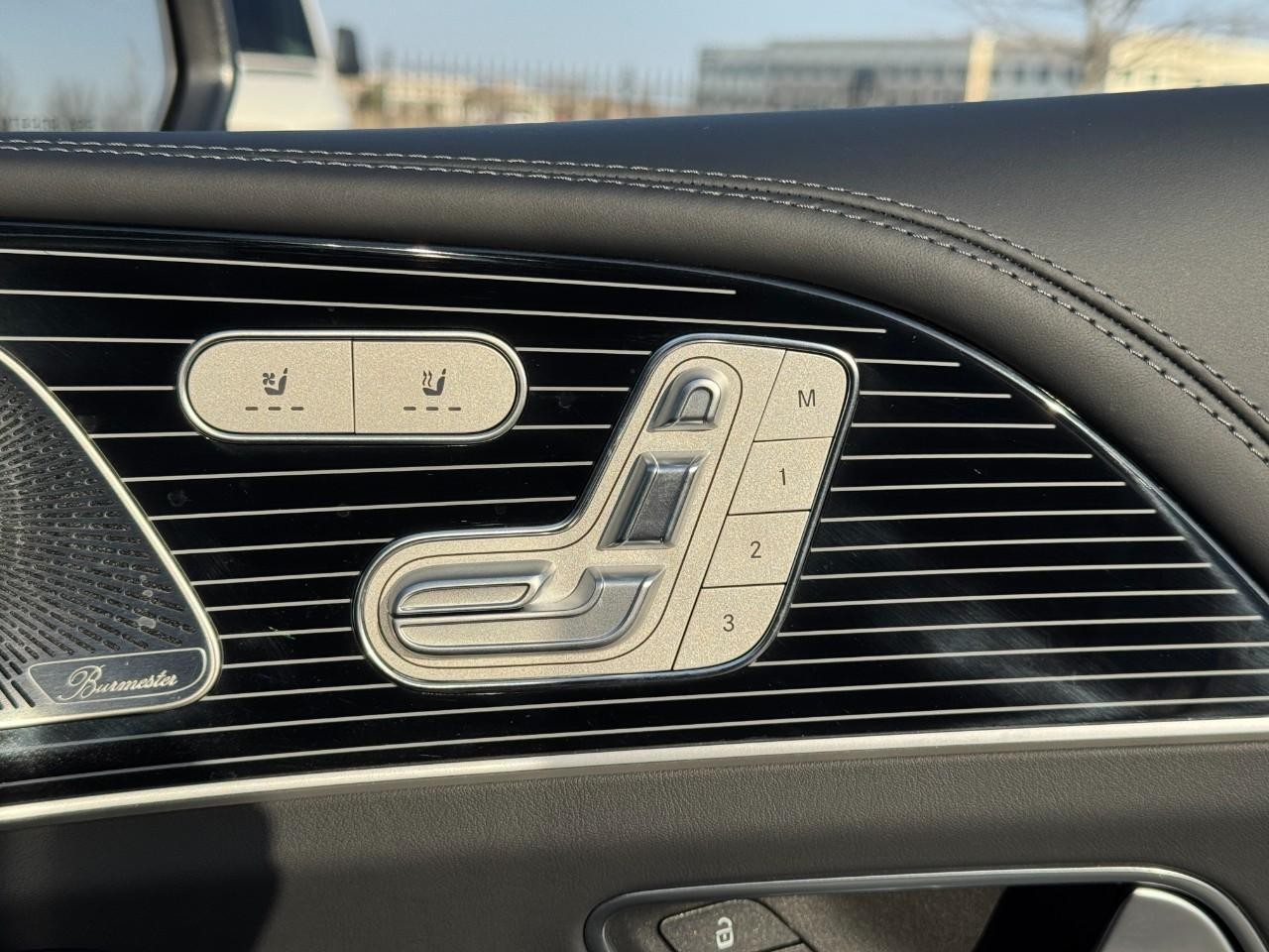 Mercedes-Benz GLE Vehicle Full-screen Gallery Image 21