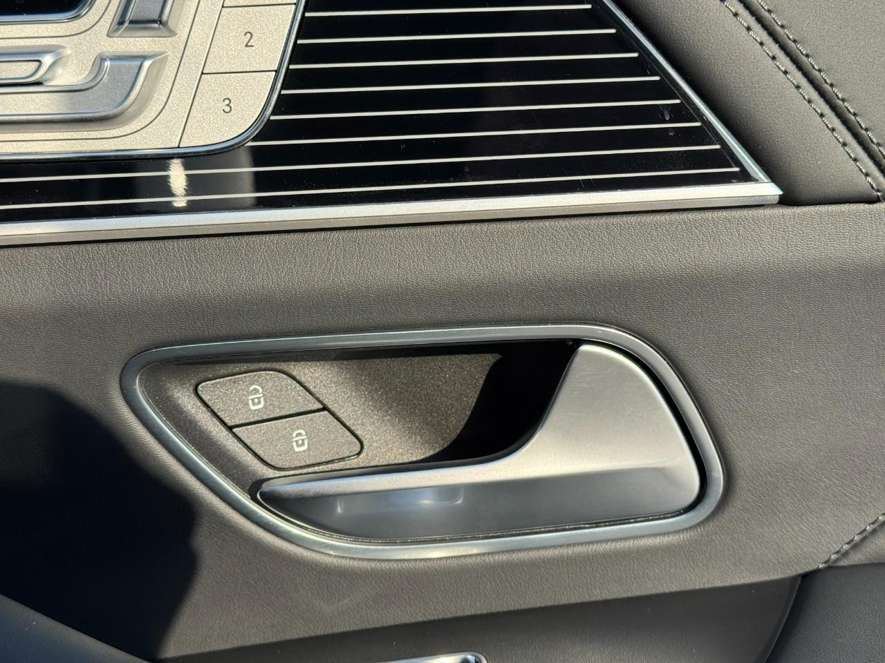 Mercedes-Benz GLE Vehicle Full-screen Gallery Image 22