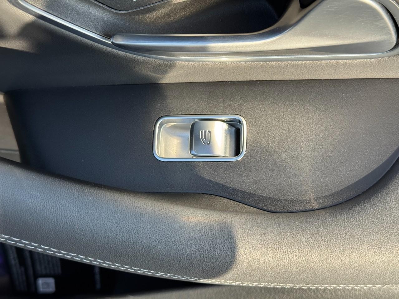 Mercedes-Benz GLE Vehicle Full-screen Gallery Image 23