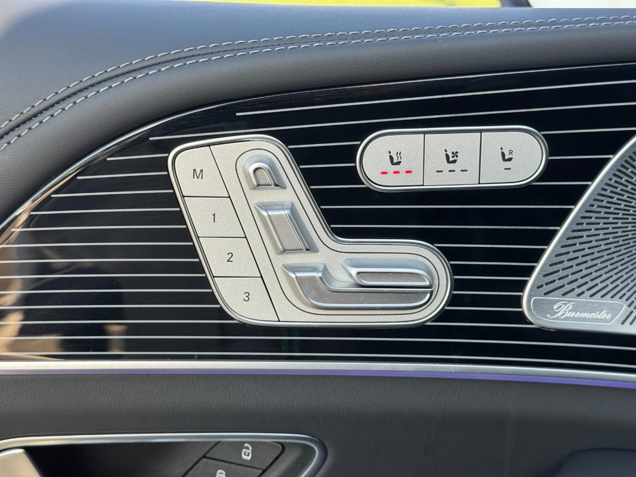 Mercedes-Benz GLE Vehicle Full-screen Gallery Image 25