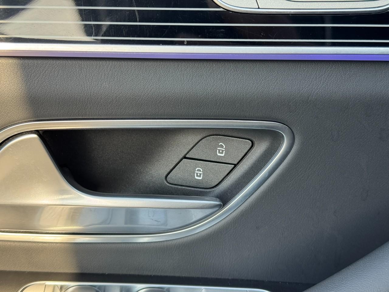 Mercedes-Benz GLE Vehicle Full-screen Gallery Image 26