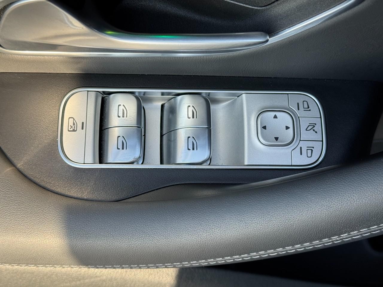 Mercedes-Benz GLE Vehicle Full-screen Gallery Image 27