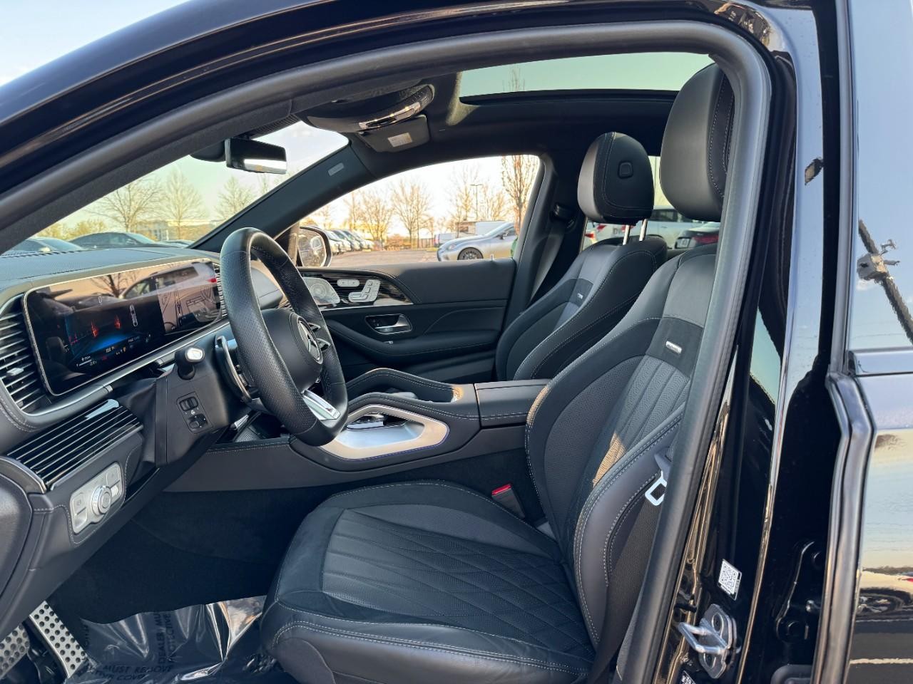 Mercedes-Benz GLE Vehicle Full-screen Gallery Image 29