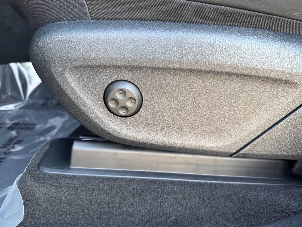 Mercedes-Benz GLE Vehicle Full-screen Gallery Image 31