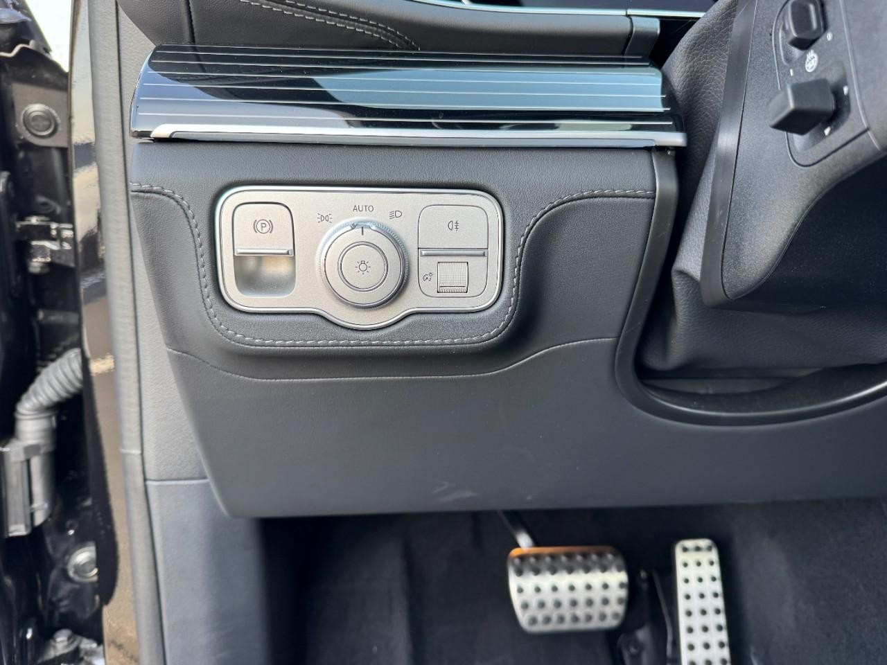 Mercedes-Benz GLE Vehicle Full-screen Gallery Image 32