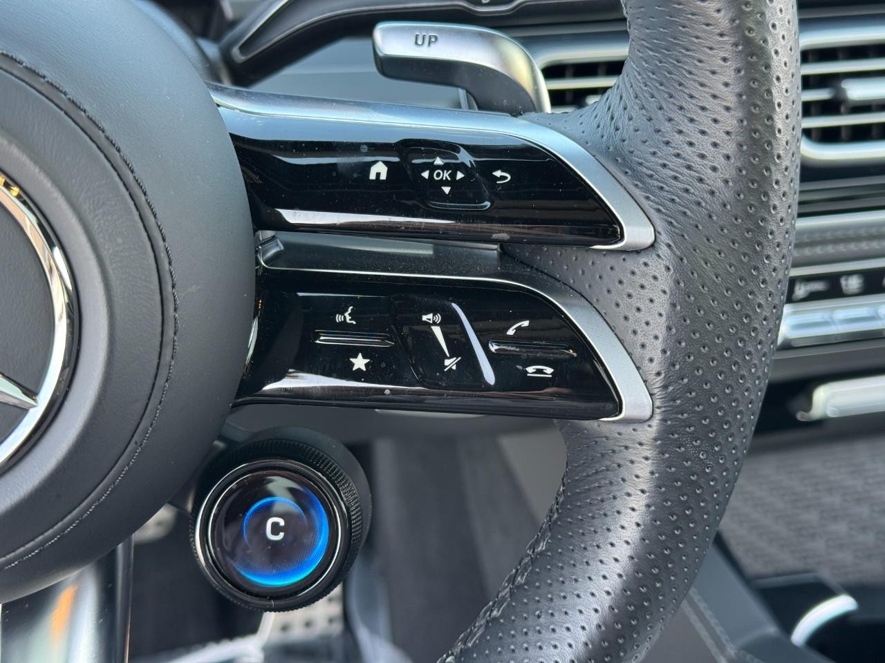 Mercedes-Benz GLE Vehicle Full-screen Gallery Image 34