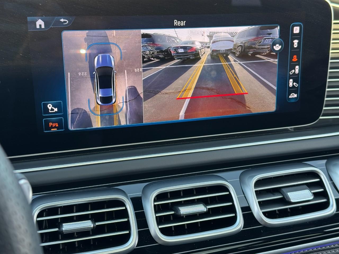 Mercedes-Benz GLE Vehicle Full-screen Gallery Image 37