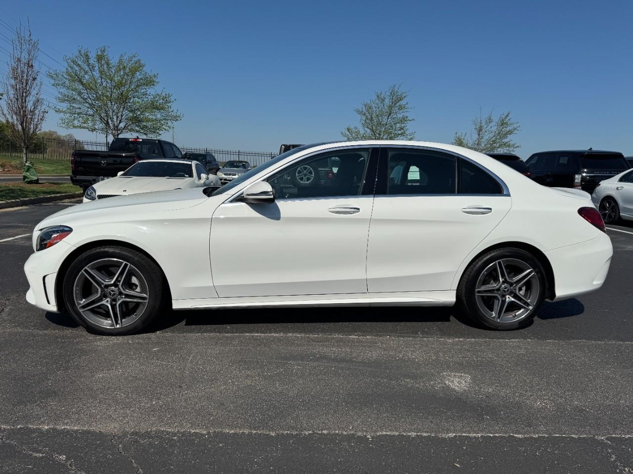 Mercedes-Benz C-Class Vehicle Full-screen Gallery Image 02