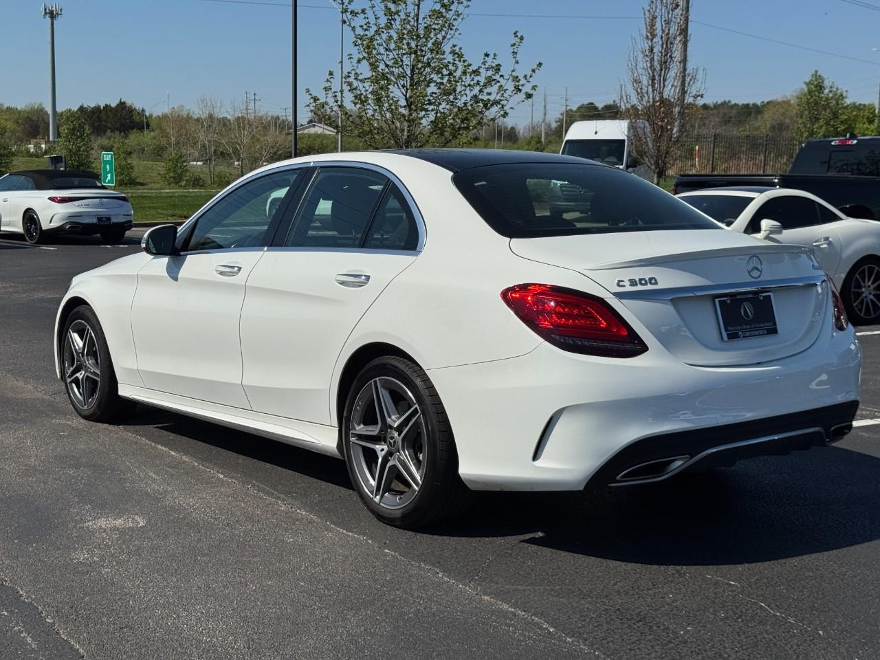 Mercedes-Benz C-Class Vehicle Full-screen Gallery Image 03