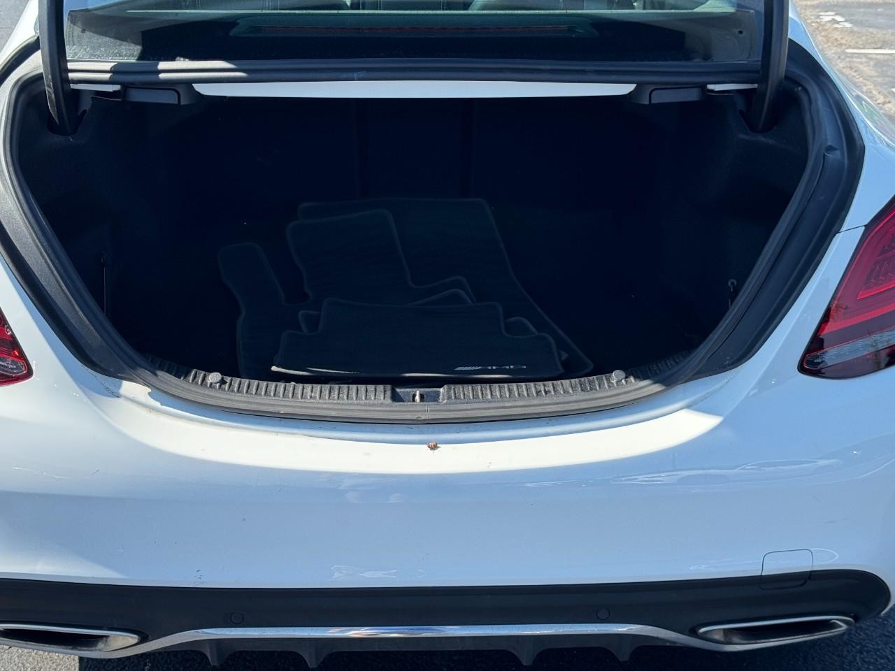 Mercedes-Benz C-Class Vehicle Full-screen Gallery Image 04