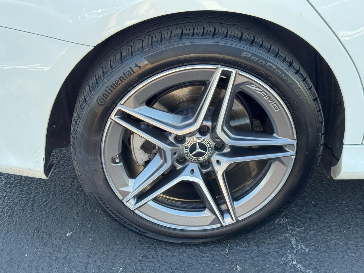 Mercedes-Benz C-Class Vehicle Full-screen Gallery Image 07