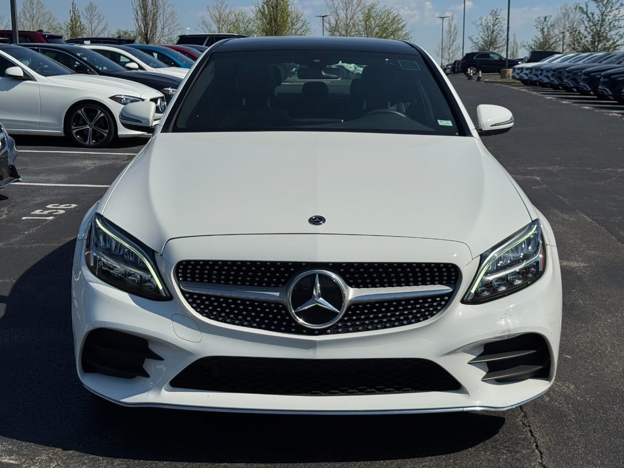 Mercedes-Benz C-Class Vehicle Full-screen Gallery Image 09