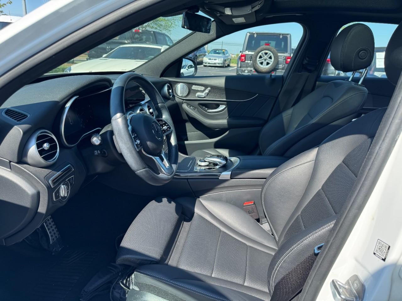 Mercedes-Benz C-Class Vehicle Full-screen Gallery Image 10