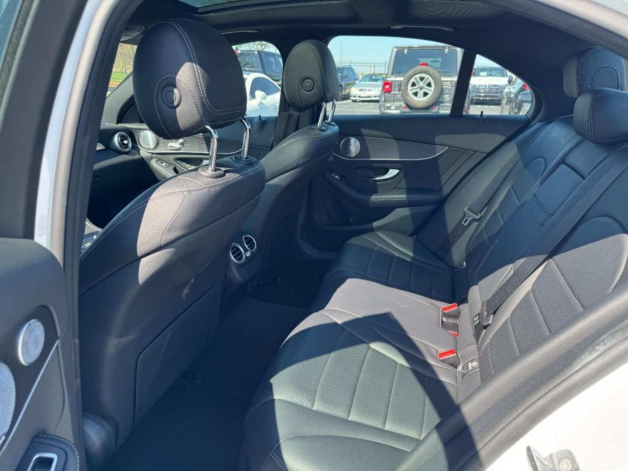 Mercedes-Benz C-Class Vehicle Full-screen Gallery Image 11