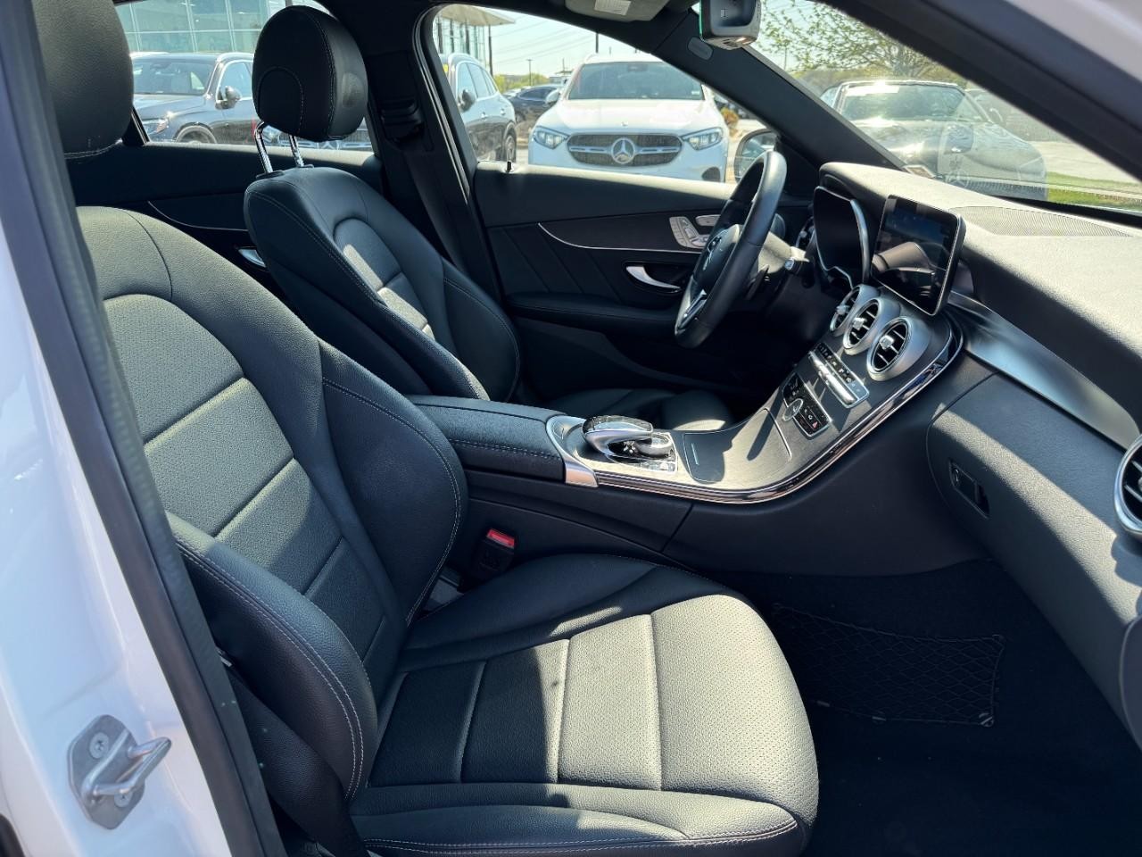 Mercedes-Benz C-Class Vehicle Full-screen Gallery Image 12