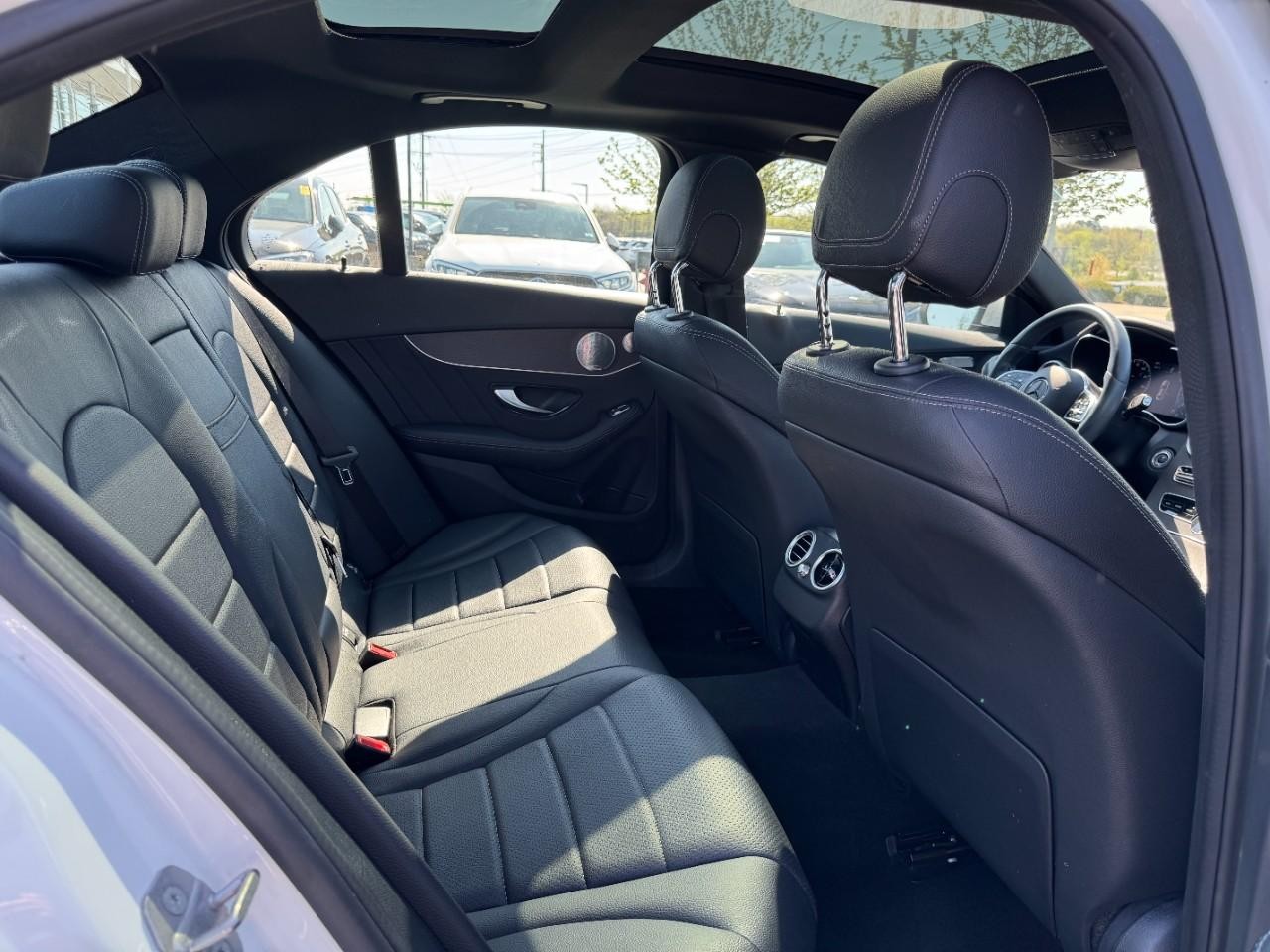 Mercedes-Benz C-Class Vehicle Full-screen Gallery Image 13