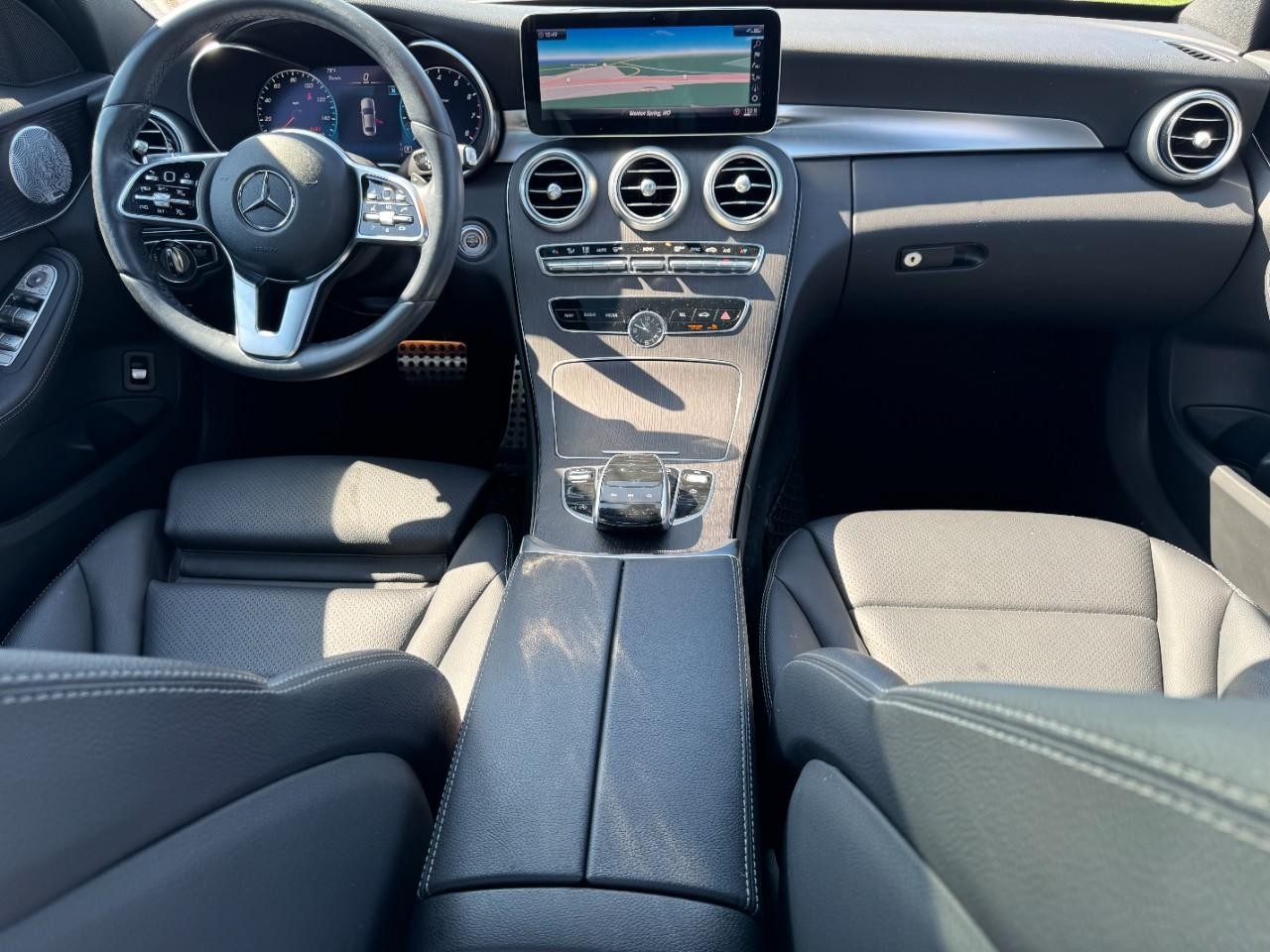 Mercedes-Benz C-Class Vehicle Full-screen Gallery Image 14