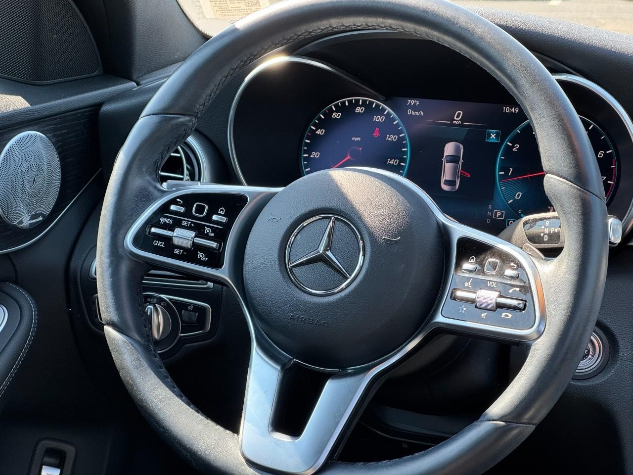 Mercedes-Benz C-Class Vehicle Full-screen Gallery Image 15