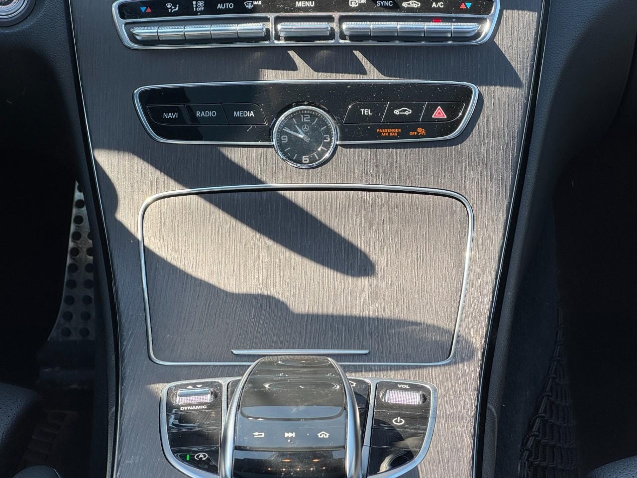 Mercedes-Benz C-Class Vehicle Full-screen Gallery Image 17