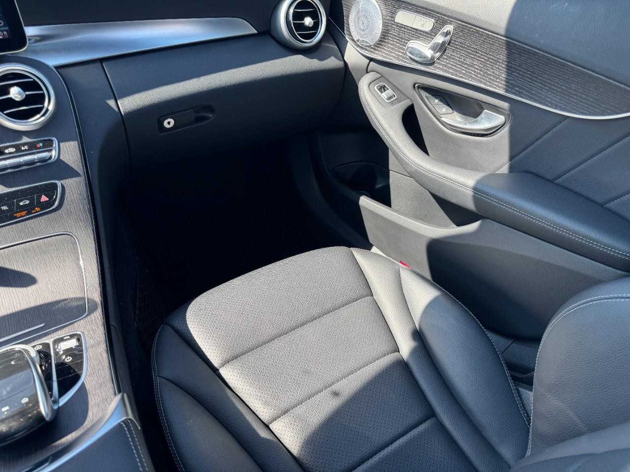 Mercedes-Benz C-Class Vehicle Full-screen Gallery Image 18