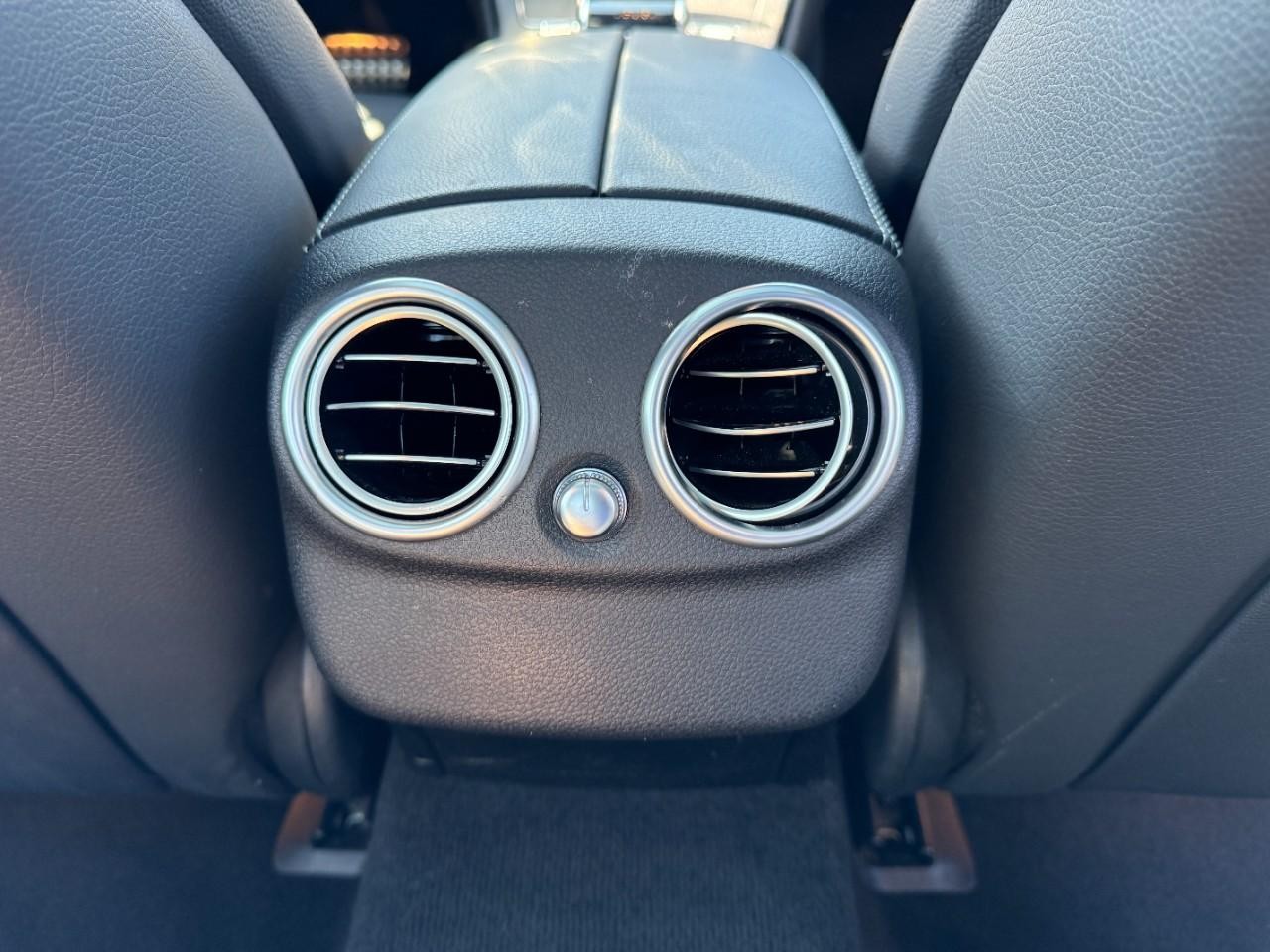 Mercedes-Benz C-Class Vehicle Full-screen Gallery Image 19