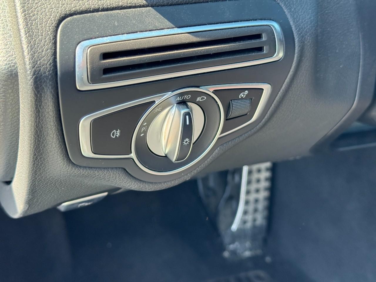 Mercedes-Benz C-Class Vehicle Full-screen Gallery Image 20