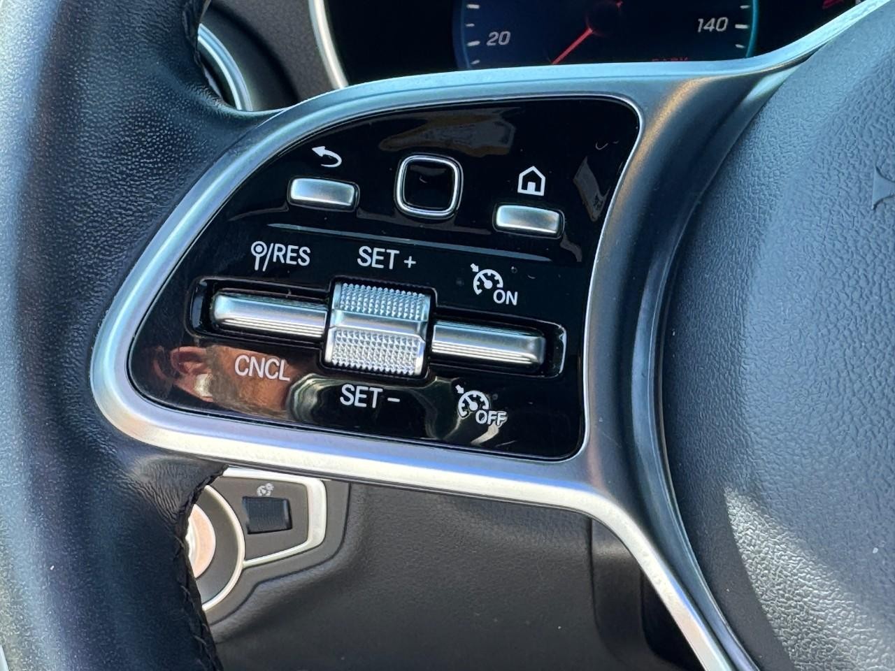 Mercedes-Benz C-Class Vehicle Full-screen Gallery Image 21