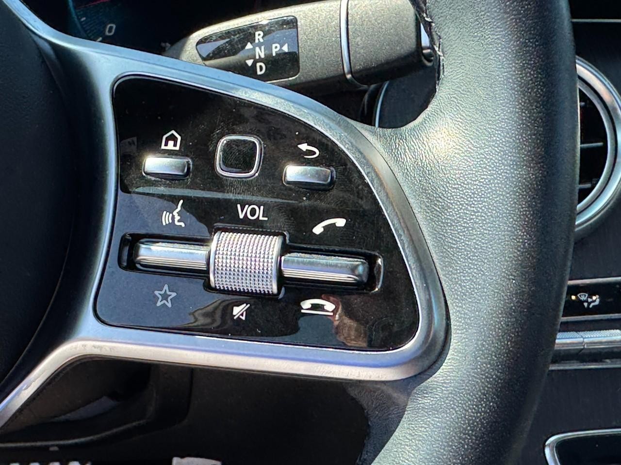 Mercedes-Benz C-Class Vehicle Full-screen Gallery Image 22