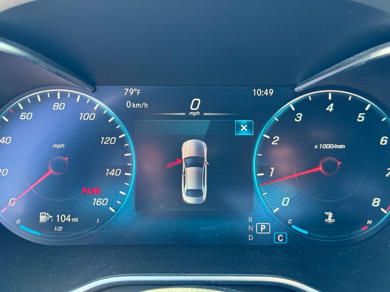 Mercedes-Benz C-Class Vehicle Full-screen Gallery Image 23