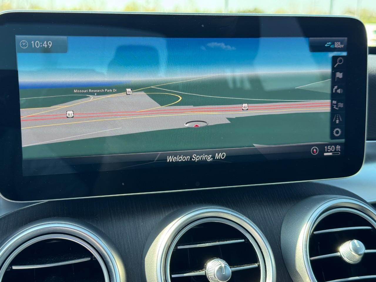 Mercedes-Benz C-Class Vehicle Full-screen Gallery Image 24