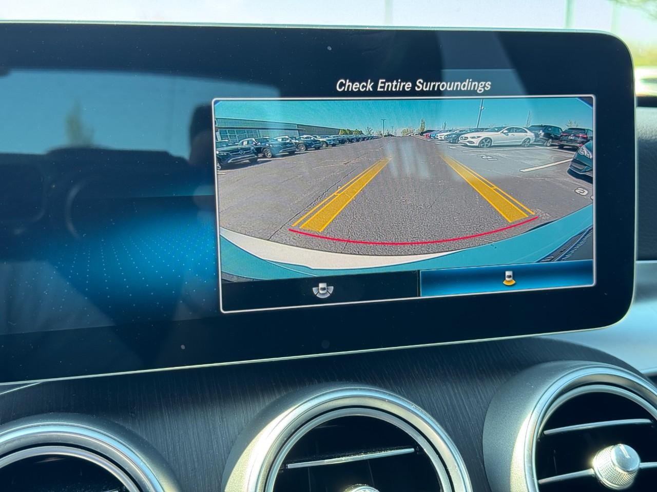 Mercedes-Benz C-Class Vehicle Full-screen Gallery Image 25