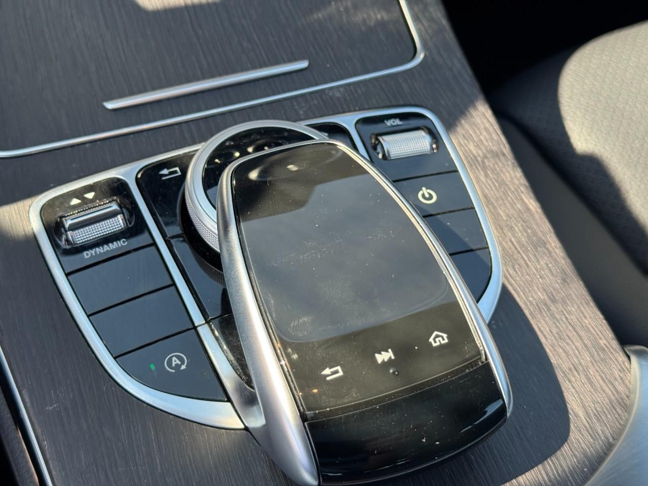 Mercedes-Benz C-Class Vehicle Full-screen Gallery Image 26