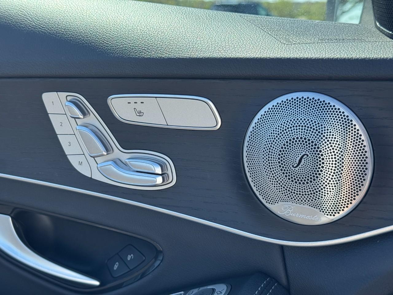 Mercedes-Benz C-Class Vehicle Full-screen Gallery Image 27