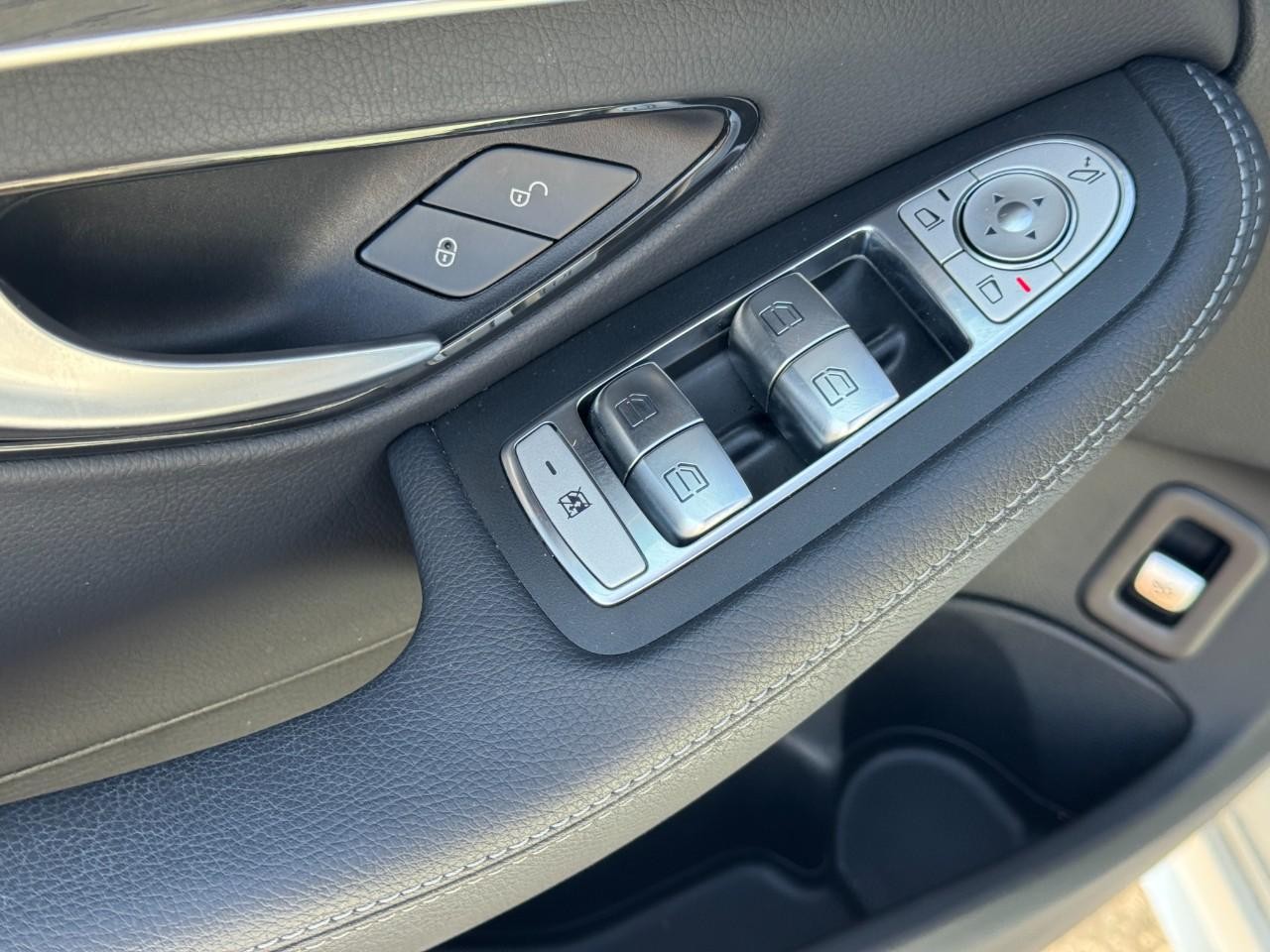 Mercedes-Benz C-Class Vehicle Full-screen Gallery Image 28