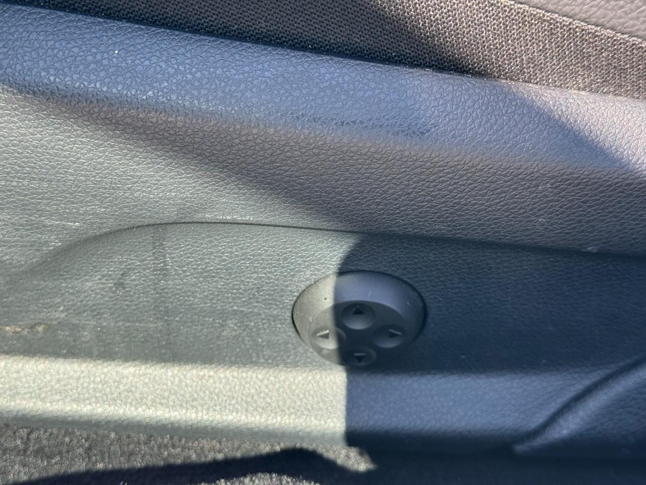 Mercedes-Benz C-Class Vehicle Full-screen Gallery Image 29