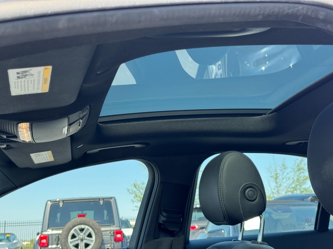 Mercedes-Benz C-Class Vehicle Full-screen Gallery Image 30