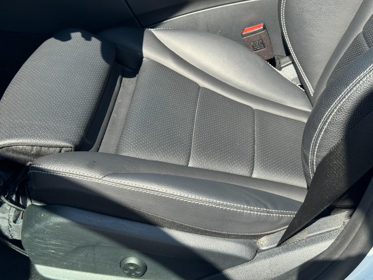 Mercedes-Benz C-Class Vehicle Full-screen Gallery Image 31