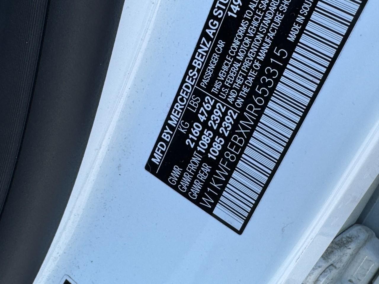 Mercedes-Benz C-Class Vehicle Full-screen Gallery Image 32